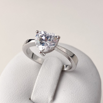 Stříbrný prsten s kamenem ve tvaru SRDCE